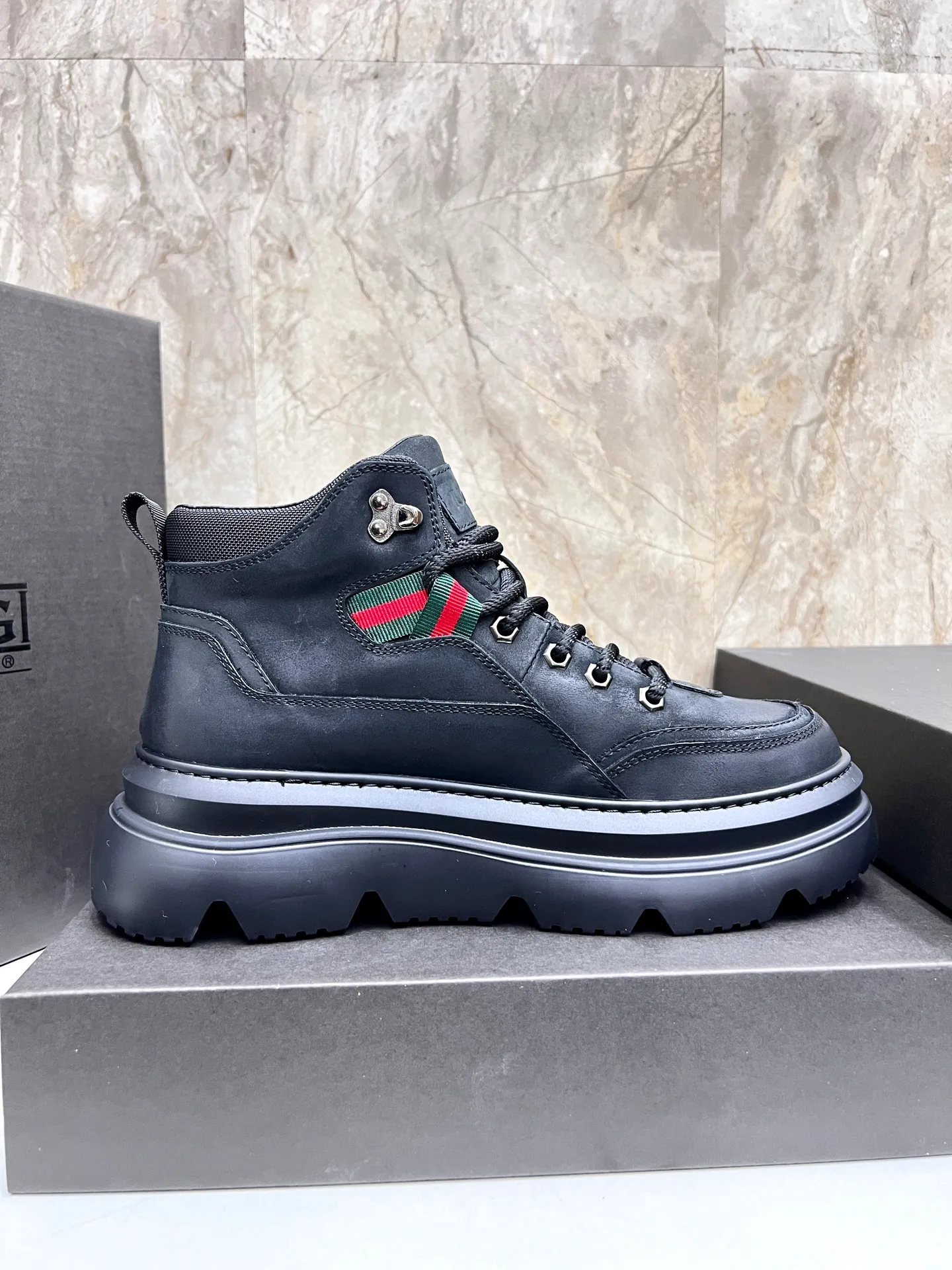 💰700 new UGG fur-integrated men's simple and fashionable snow shoes. The most worth buying at the end of this year are warm casual shoes. Whether you are out and about at home, their comfortable and warm performance will be your most suitable fashion companion! The material is cowhide upper and imported wool is used inside. Two layers of cowhide for warmth and comfort! The eva+ rubber patch outsole is cushioned, non-slip and wear-resistant, and has good elasticity. It is light and wear-resistant, comfortable and soft, and the new simple cut is more fashionable. It has both practicality and fashion sense, so you no longer have to worry about how to match it in winter, while still maintaining your fashionable taste. High-quality genuine wool produced in Dongguan. The material depends on the details! Size: 39-40-41-42-43-44